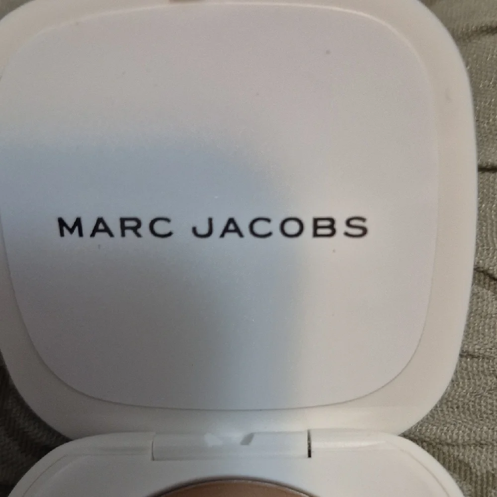 Marc Jacobs Sleek White Compact - Picture 3 of 7